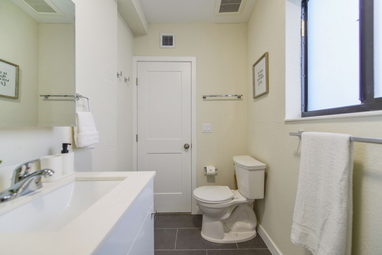 Bathroom 3, Calle Ocho Apartament - Miami's vibrant Latin culture, Miami-Dade
