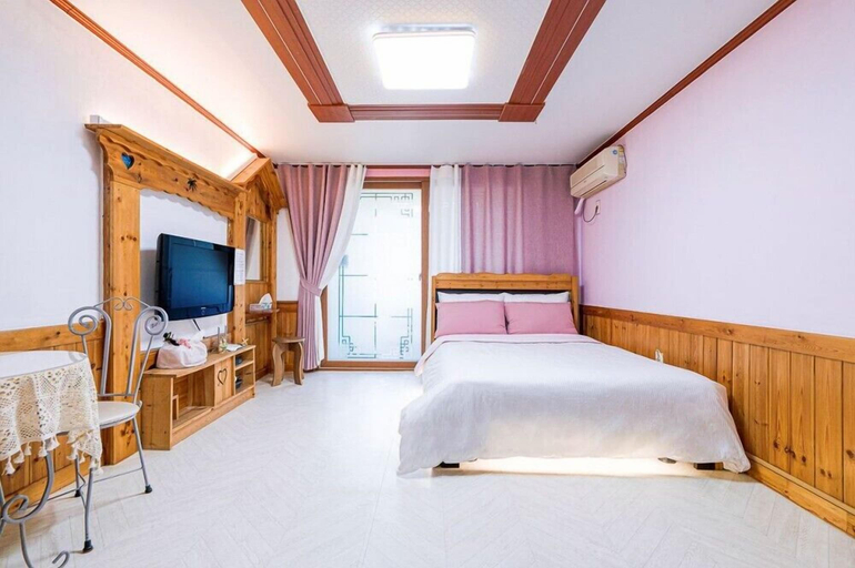 Bedroom 3, Windmill and light house pension, Ongjin
