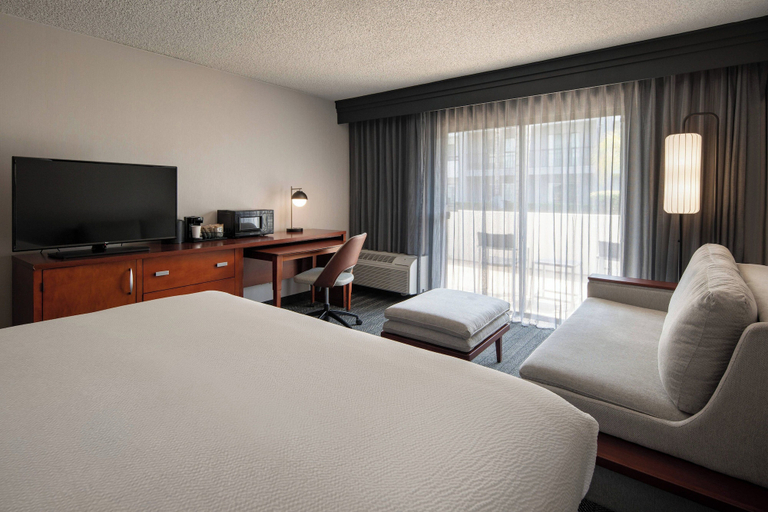 Bedroom 4, Courtyard by Marriott Fresno, Fresno