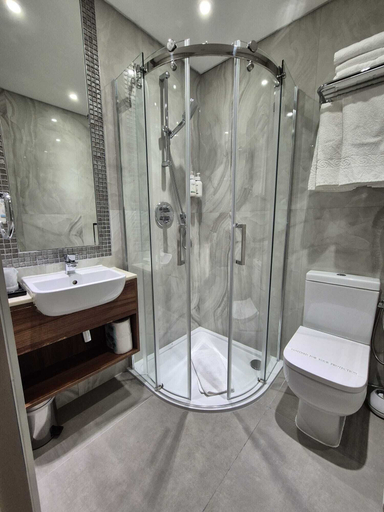 Bathroom 5, London Court Hotel, London