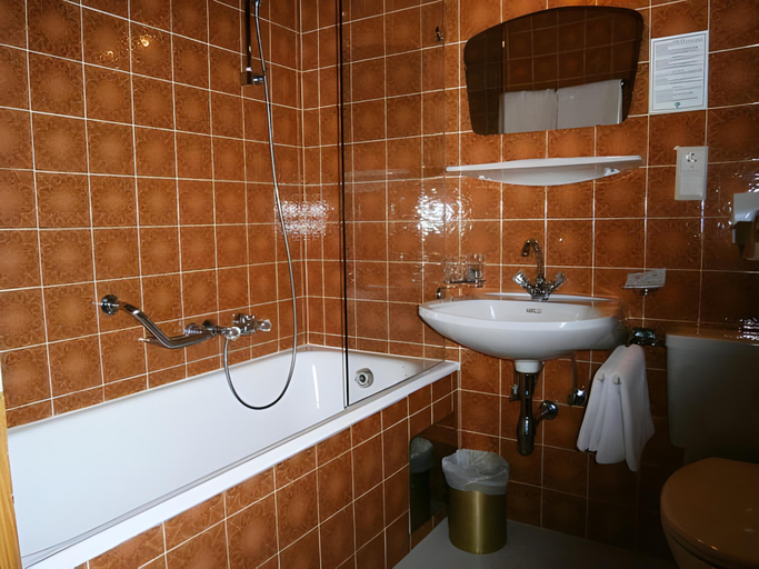 Bathroom 10