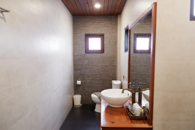Bathroom 13