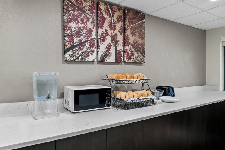 Food & Drinks 5, HomeTowne Studios by Red Roof Flint, Genesee