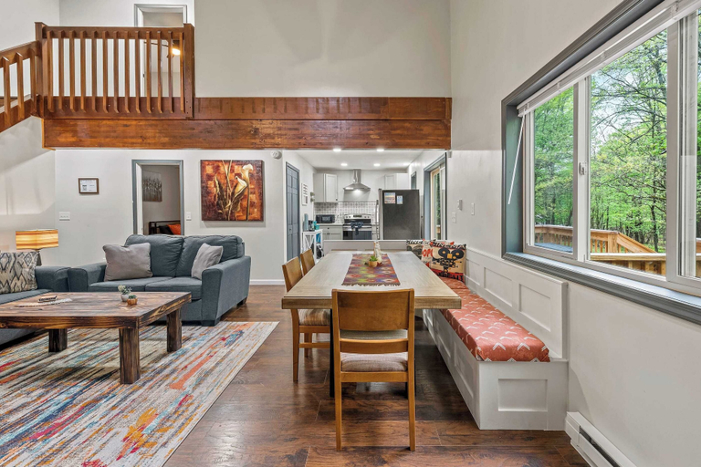 Others 5, The Tranquil Trails by Avantstay Lake Access, Deck, Fireplace, Carbon