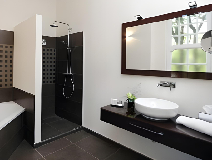Bathroom 13