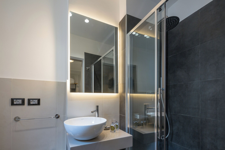 Bathroom 5, Hotel Doria, Genova