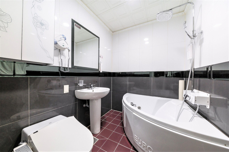 Bathroom 3, Donghae Boyang Hot Spring Convention Hotel, Donghae
