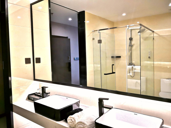Bathroom 4, IU Hotel Qingdao Golden Beach Xuejiadao Metro Station, Qingdao