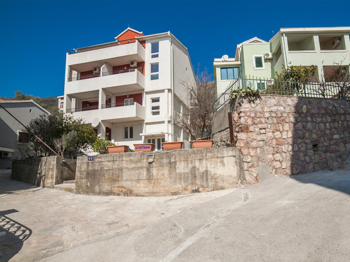 Entrance 4, Apartments Franovic