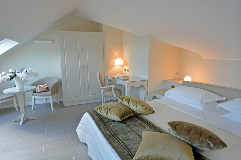 Bedroom 30