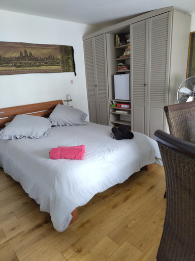 Bedroom 2, Rosemary Cottage, Yonne