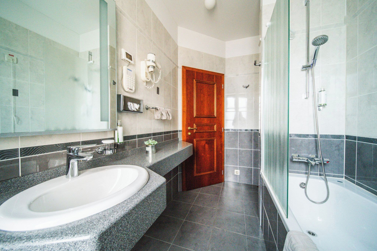 Bathroom 5, Hotel Kazbek, Dubrovnik