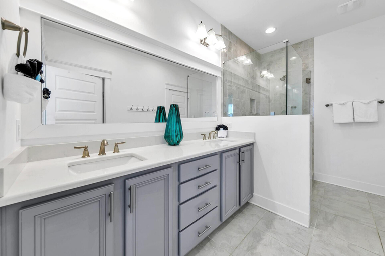 Bathroom 4, Peace of Blue, Walton