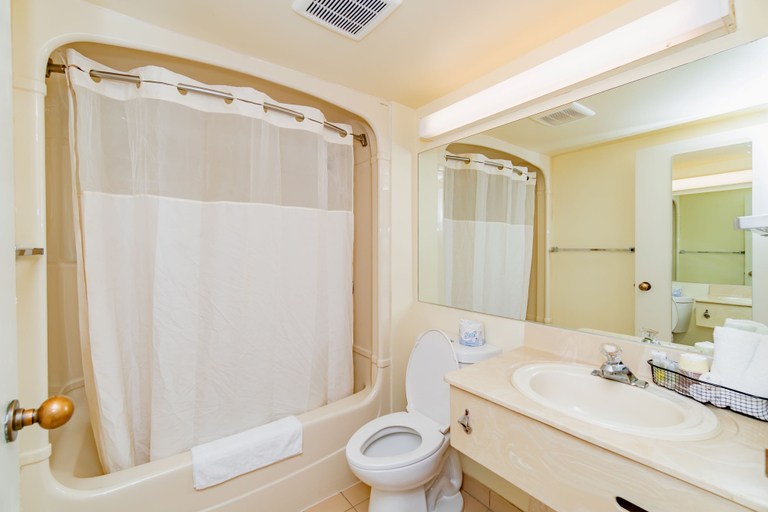 Bathroom 4, Rideau Residence University of Ottawa, Ottawa