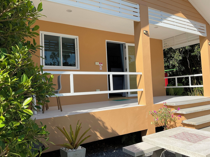 Exterior 10