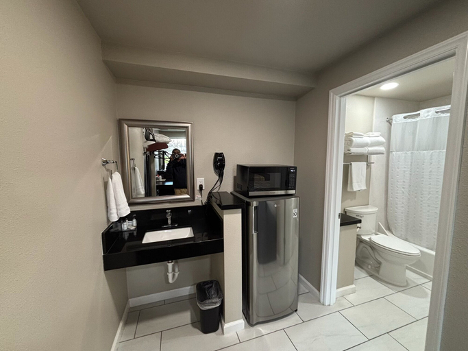 Bathroom 5, Royal Inn Eugene, Lane