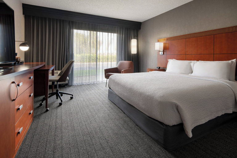 Bedroom 4, Courtyard by Marriott Fresno, Fresno