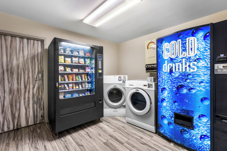 Food & Drinks 5, Super 8 by Wyndham Dickson, Dickson