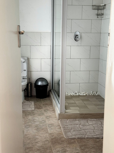 Bathroom 3, Pemabwe Guest Lodge, Harare