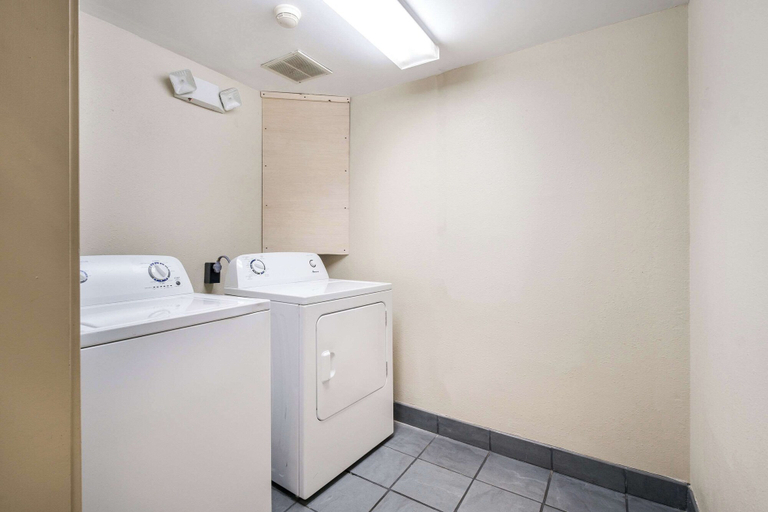 Bathroom 4, Clarion Inn Cleveland near University, Bradley