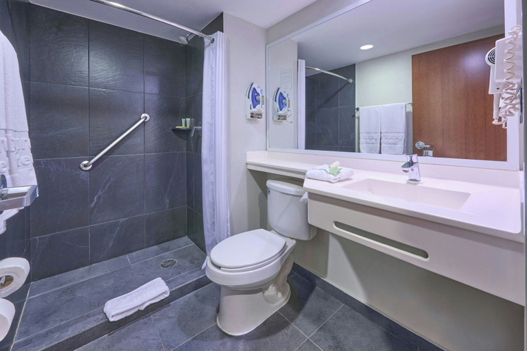 Bathroom 5, City Express by Marriott Ciudad de México Plaza Central, Mexico City