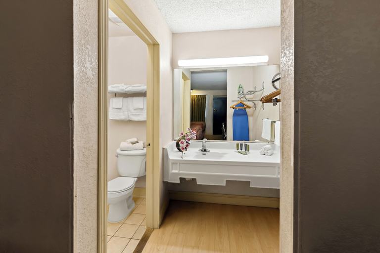 Bathroom 4, Bellmawr Economy Inn, Camden