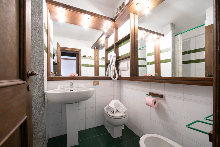 Room 2, Grange Hike Ski - 26D Sestriere, Torino