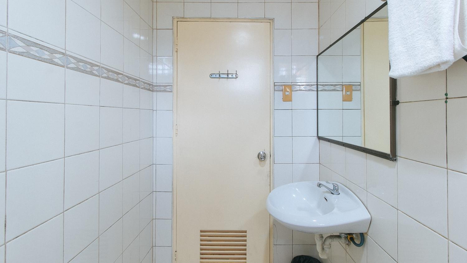 Bathroom 5, RedDoorz @ Tondaligan Beach Hotel, Dagupan City