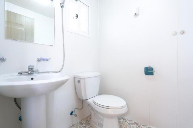 Bathroom 1, Garden Pension, Damyang