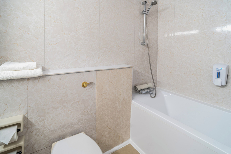 Bathroom 5, Britannia Sachas Hotel, Manchester