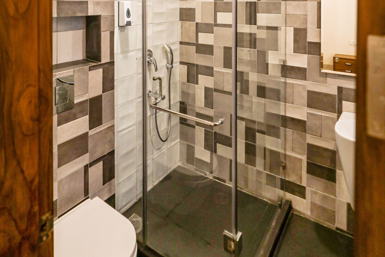 Bathroom 4, Fabhotel La Paz Stay B&B, Delhi