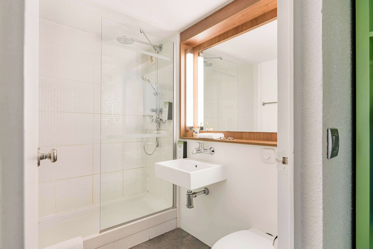 Bathroom 5, Campanile Geneve - Ferney-Voltaire, Ain
