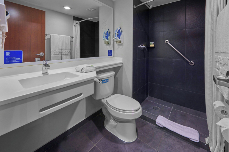 Bathroom 5, City Express by Marriott Ciudad de México Plaza Central, Mexico City
