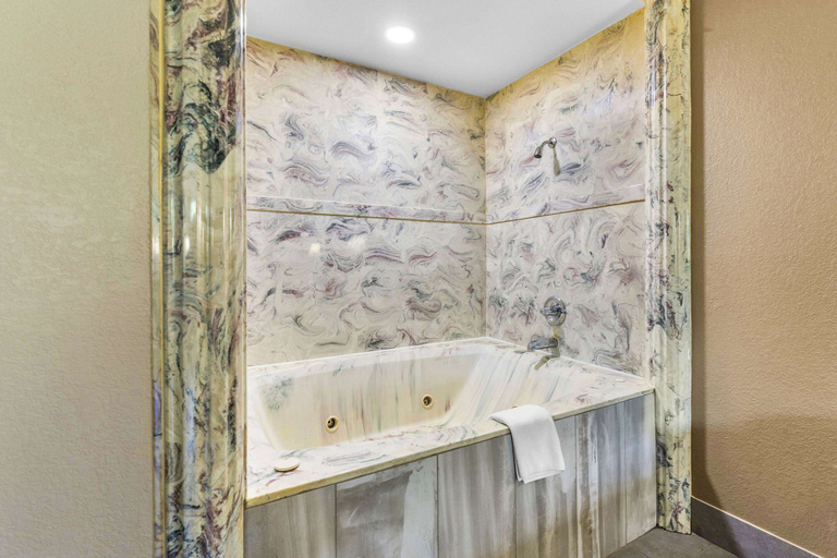 Bathroom 4, Super 8 by Wyndham Dickson, Dickson