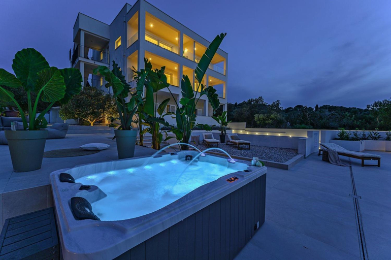 Sport & Beauty, Luxury Villa Del Sogno with pool, jacuzzi, parking, Okrug