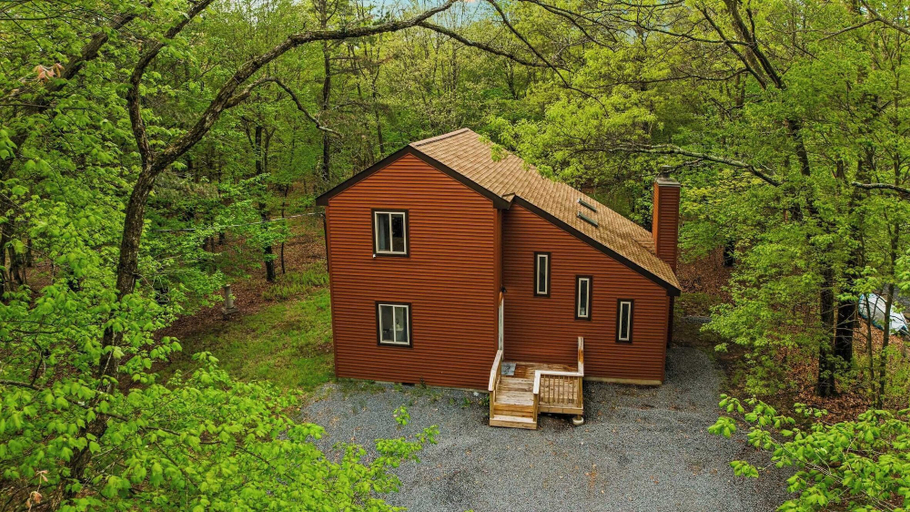 Exterior & Views 2, The Tranquil Trails by Avantstay Lake Access, Deck, Fireplace, Carbon