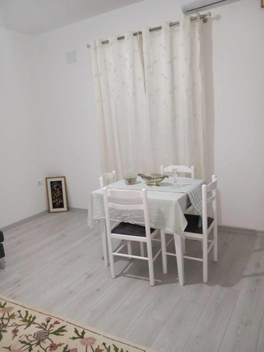 Others 4, Riverside house, Beratit