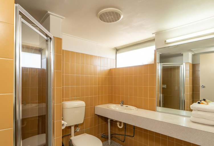 Bathroom 4, Acacia Ridge Hotel, Acacia Ridge