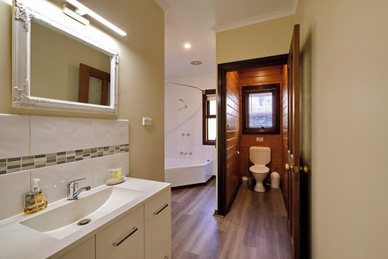 Bathroom 5, Tranquilles Bed and Breakfast, Latrobe - Pt A