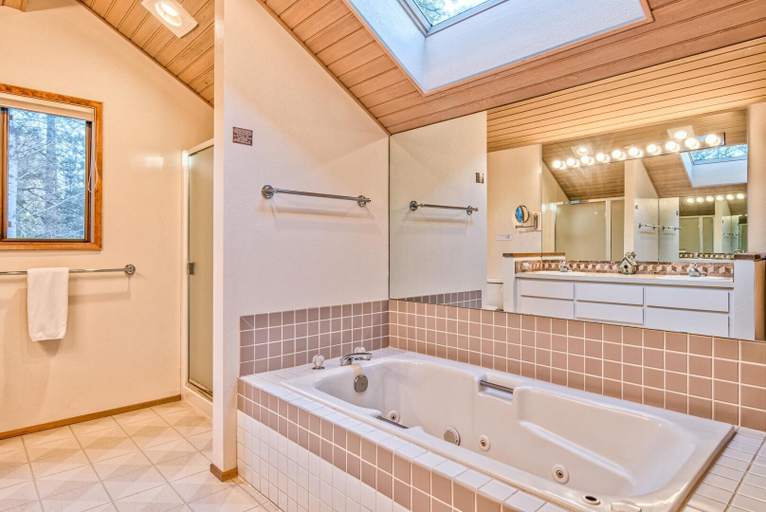 Bathroom 4, Towhee Lane 5, Deschutes