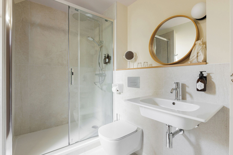 Bathroom 10