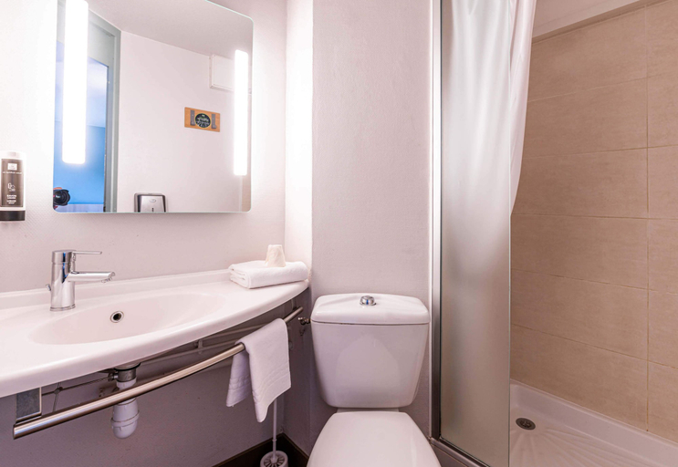 Bathroom 3, B&B HOTEL Chambéry La Cassine, Savoie