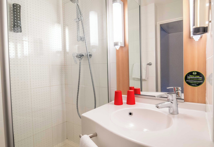 Bathroom 4, B&B Hotel Limoges 3, Haute-Vienne