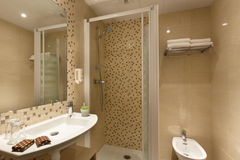 Bathroom 4, Hotel Roissy Lourdes, Hautes-Pyrénées
