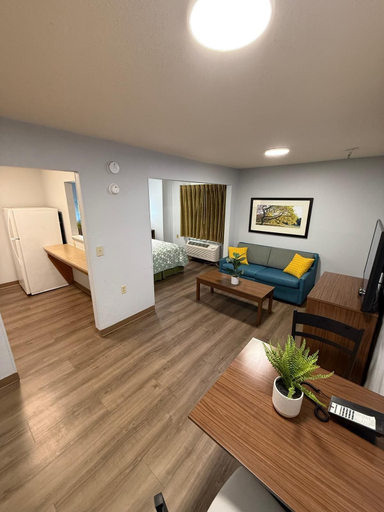 HomeTowne Studios & Suites by Red Roof Greensboro, Guilford