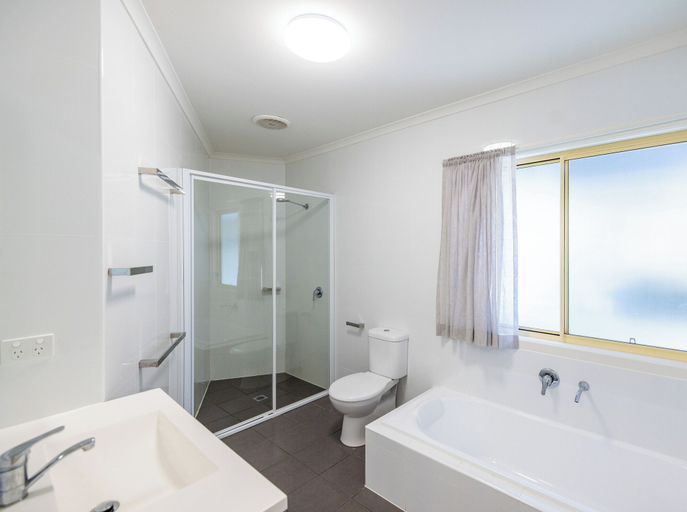 Bathroom 4, NRMA Blue Dolphin Yamba Holiday Resort, Clarence Valley- Coast
