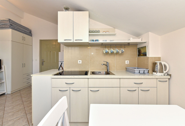 Others 4, Apartment 1860, Medulin