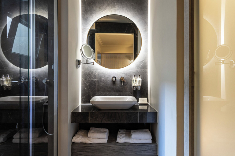 Bathroom 5, Oniro City, Attica