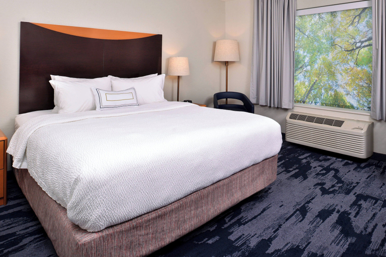 Bedroom 2, Fairfield Inn & Suites by Marriott Beloit, Rock