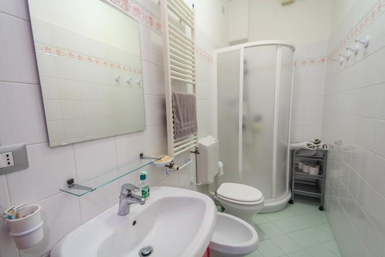 Others 2, CAMERA PRIVATA A 20 METRI DAL MARE, Savona